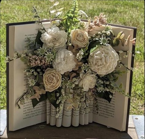 Unique Flower Arrangements Creative Floral Design, Flower Wedding Ideas, Centerpiece Tutorial, Book Vase, Paper Flower Wedding, Book Centerpieces, Diy Centerpiece, Wedding Ideas Diy, Old Book Crafts