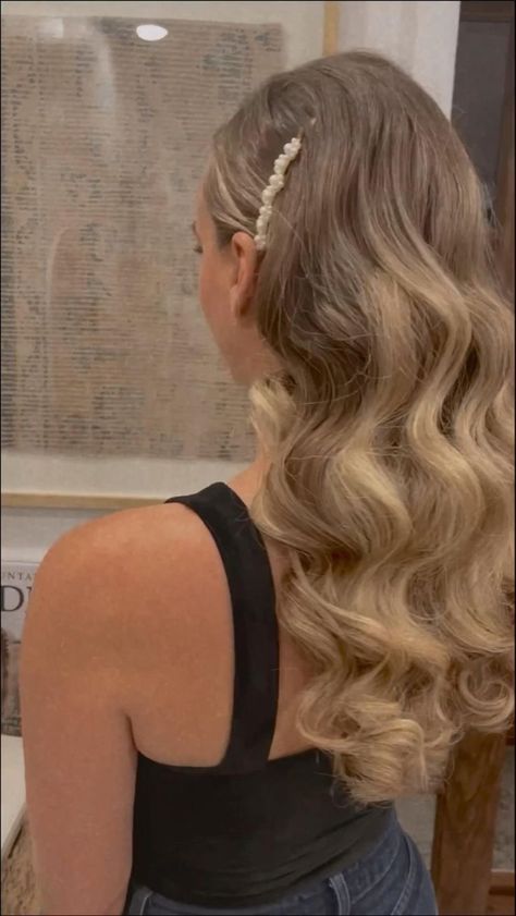 Hair Down Curled, Hair Hollywood Waves, Glamour Curls, Hollywood Wedding Hair, Curled Hairstyles For Medium Hair, Prom Glam, Hollywood Curls, Simple Prom Hair, Guest Hair