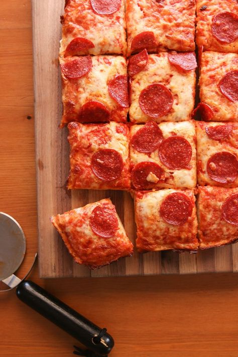 Why order for delivery when you could have these delicious pizza pies baked in the comfort of your own home?! @DiGiorno's pizzas are made with a variety of styles, crusts, and toppings for everyone! Digiorno Pizza, Four Cheese Pizza, Pizza Pies, Pizza Pie, Frozen Pizza, Delicious Pizza, No Bake Pies, Good Pizza, Pizza Crust