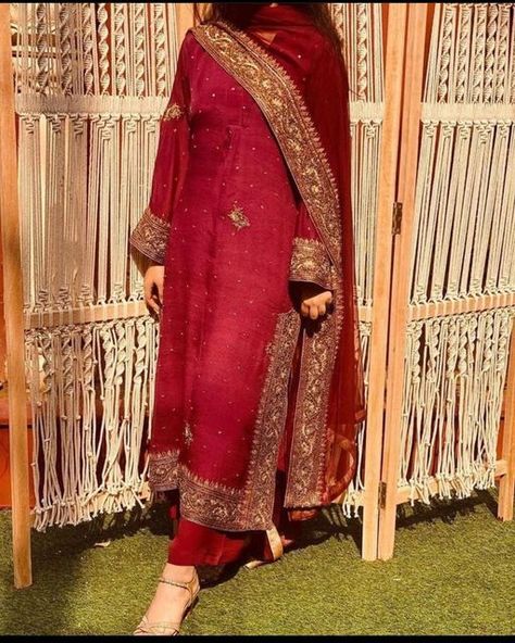 Pakistani Fashion Party Wear, Pakistani Fancy Dresses, Salwar Kamiz, Traditional Indian Outfits, Kurti Designs Party Wear, Maroon Dress, Simple Pakistani Dresses, Embroidery Suits Design, Indian Bridal Outfits