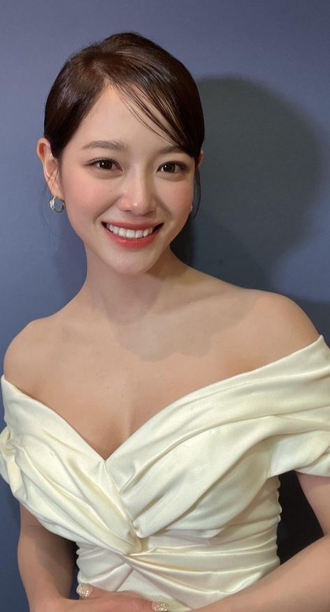 Kim Se Jeong, Asian Bridal Makeup, Se Jeong, Asian Wedding Dress, Hair Arrange, Natural Wedding Makeup, Hair Tutorials For Medium Hair, Wedding Hair Inspiration, Bride Makeup