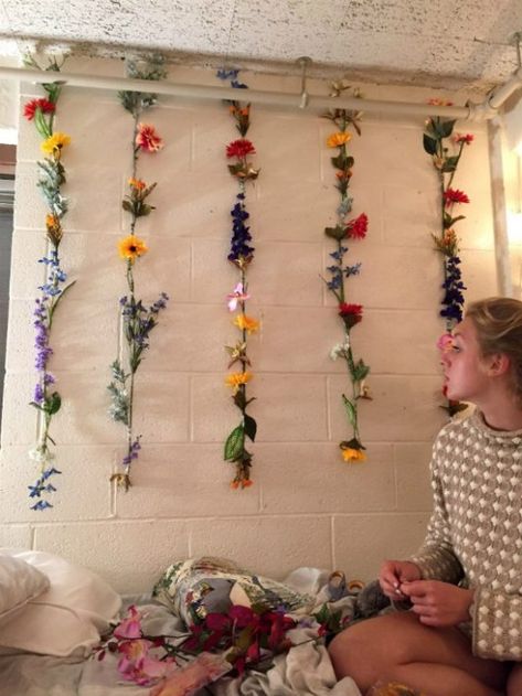 10 Spring Dorm Room Decor Ideas That Will Freshen Up Your Space Dorm Room Decor Ideas, Diy Dorm Decor, Flowers Hanging, Dorm Diy, Hanging Flower Wall, Room Decor Ideas, College Dorm Rooms, Spring Diy, Boho Home