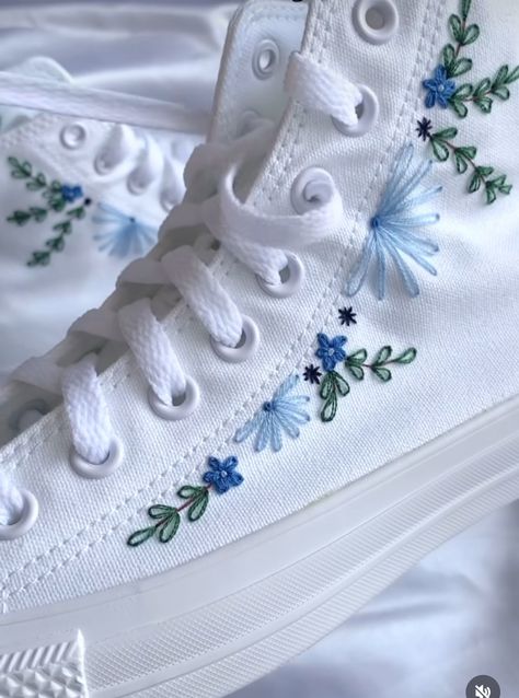 Canvas Shoe Embroidery, Embroidery On Sneakers, Converse Embroidery Ideas Easy, Converse Embroidery Ideas, Embroidered Shoes Diy, Embroidery Sneakers, Converse Embroidery, Cute Converse Shoes, Embroidered Converse