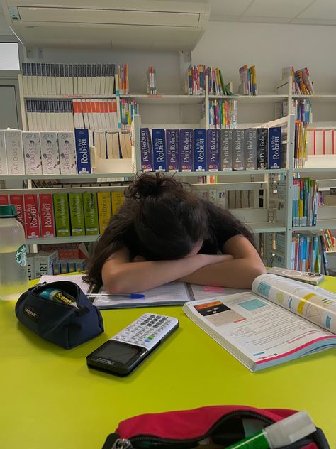 Lycée cdi ,high school library ,girl with long black hair ,books Private Highschool Aesthetic, High School Drop Out Aesthetic, Highschool Class Aesthetic, 2000s Highschool Aesthetic, Sophmore Year High School Aesthetic, High School Asthetics, School Day Aesthetic, School Class Aesthetic, Sophomore Year Aesthetic