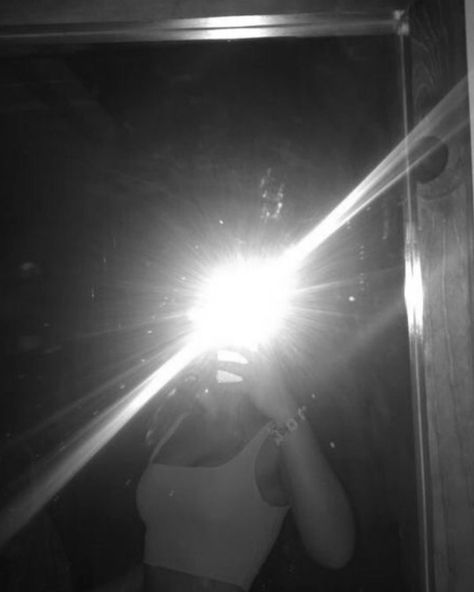 Mirror Selfie With Flash, Dynamic Wallpaper, Iphone Dynamic Wallpaper, Mirror Pictures, Snapchat Streak, Mirror Selfie Poses, Insta Profile, Insta Profile Pic, Profile Pic