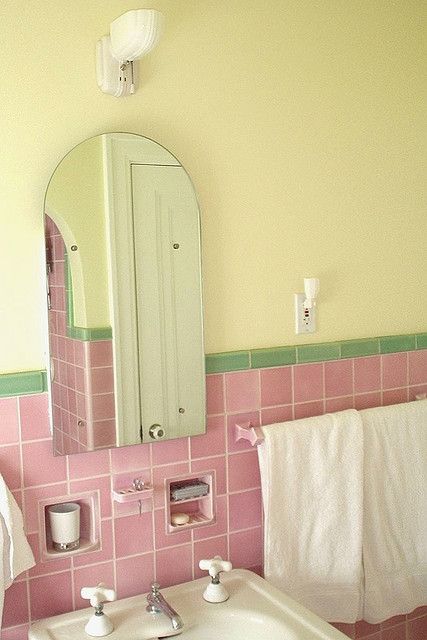 1932 Tudor bathroom Green Bathroom Decor, Deco Bathroom, Retro Bathrooms, Pink Tiles, Yellow Bathrooms, Vintage Bathrooms, Pink Bathroom, Green Bathroom, Vintage Bathroom