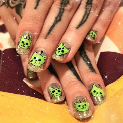 gnap gnarp 👽 by @/lilitaylornails on insta Alien Nails, Alien Cat, Horror Nails, Cat Nails, Funky Nails, Aliens, Cute Nails, Nails, Quick Saves