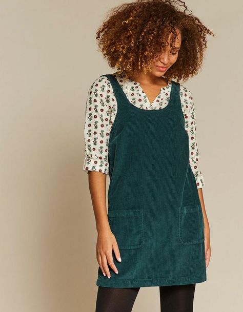 Throw It Back, Boots Chelsea, Short Loungewear, I Cord, Pregnancy Wardrobe, Friend Outfits, Overall Dress, Jumper Dress, Sweater And Shorts