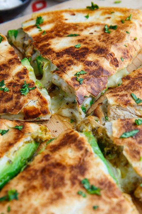 Chicken Avacado, Avocado Quesadilla, Small Sandwiches, Quesadilla Recipes Easy, Chicken And Avocado, Closet Cooking, Chicken Quesadilla Recipe, Tasty Chicken, Quesadilla Recipes