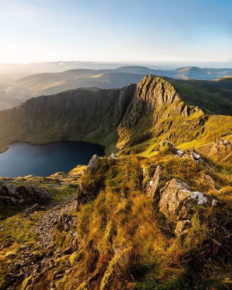 Uk Mountains, Snowdonia Mountain, Wales Aesthetic, Wales Mountains, Air Genasi, Snowdonia Wales, Wales Snowdonia, Anglesey Wales, European Bucket List