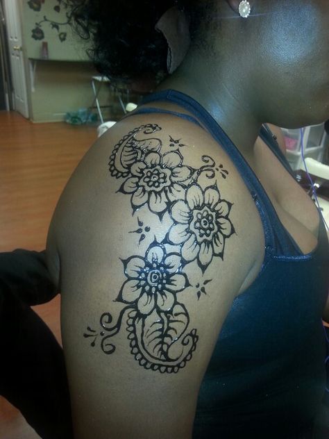 Henna Designs On Shoulder, Shoulder Henna Tattoos For Women, Henna Shoulder Designs, Shoulder Henna Designs, Henna Shoulder Tattoo, Henna Designs Shoulder, Henna Neck Tattoo, Neck Henna Designs, Shoulder Henna Tattoo