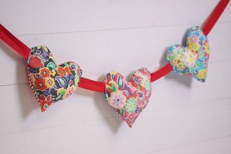 Sewing Projects for Fat Quarters - Puffy Heart Bunting - Easy Ideas to Sew With a Fat Quarter - Quick DIY Gifts, Quilt, Placemats, DIY Baby Gift, Project for The Home, Kids, Christmas Heart Bunting, Fat Quarter Projects, Fabric Envelope, Sewing Courses, Fabric Storage Boxes, Sewing 101, Puffy Heart, Sewing Projects For Beginners, Sewing Skills