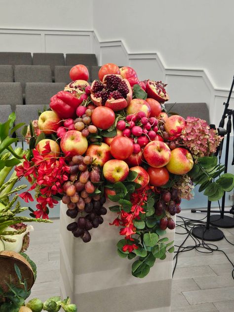 Thanksgiving Church Decorations, Edible Centerpieces, Vegetable Decoration, Harvest Celebration, Church Interior Design, Flower Artists, Fruit Arrangements, Flower Gift Ideas, All Fruits