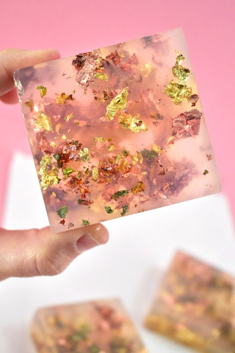 If you like luxurious things, you're goign to LOVE this DIY 10-minute Gold Flecked Soap. Bold, fun and perfect little guest soaps to impress guests! Luxurious Things, Savon Diy, Săpunuri Handmade, Homemade Soap Recipes, Soap Base, Gold Flecks, Diy Crystals, Soap Recipes, Diy Soap