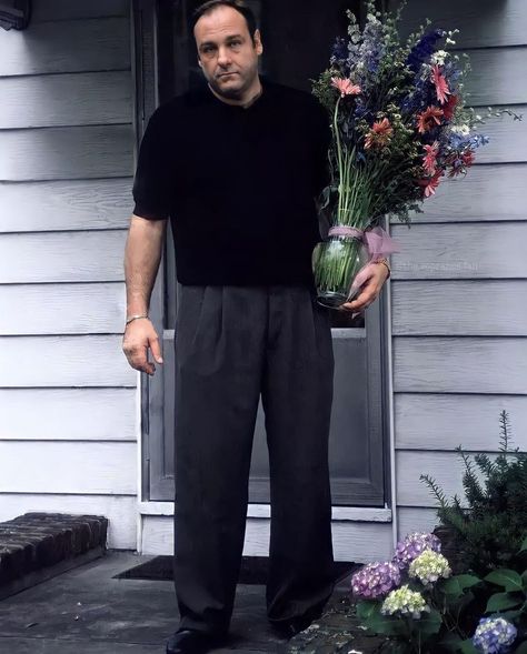 James Gandolfini as Tony Soprano Christus Tattoo, Italian Summer Outfits, Tony Soprano, Mens Outfit Inspiration, Summer Outfits Men, Virtual Closet, Gentleman Style, Fitness Inspo, Serie Tv