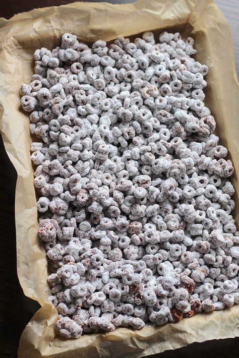 Muddy Buddy Bites 12 Tomatoes, Cheerio Snacks, Muddy Buddies Recipe, Muddy Buddy, Candy Creations, Snack Mixes, Muddy Buddies, Holiday Sweets, Snack Mix Recipes