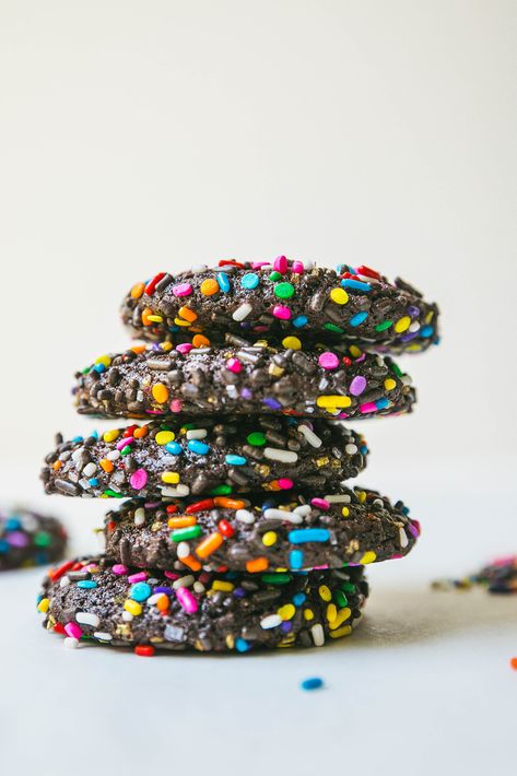 Chocolate Crinkle Sprinkle Cookies | Rich and fudgy, these chocolate crinkle cookies forego the traditional powdered sugar for tons of rainbow sprinkles...and lots of them. These would be the perfect addition to your Christmas cookie line-up! #food #recipe #nevernothungry #cookies #christmascookies Christmas Cookies Chocolate, Dessert Truck, Fall Bake Sale, Cupcake Christmas, Chocolate Shortbread, Blackberry Syrup, Chocolate Crinkle, Chocolate Photos, Cookies With Chocolate