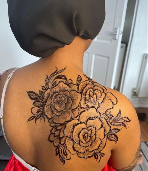 Henna Art Tattoo, Henna Spine Designs, Henna Shoulder Tattoo, Neck Henna Designs, Shoulder Henna Tattoo, Back Henna Designs Spine, Spine Henna Tattoo, Henna Tattoo Designs Back, Somali Henna Designs