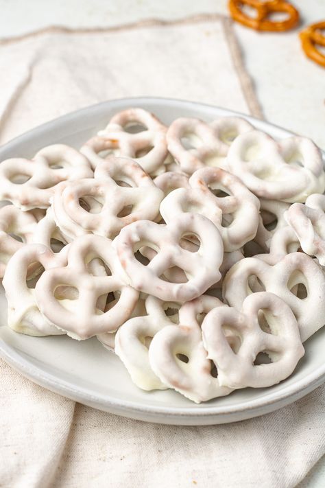 White Chocolate Covered Pretzels White Pretzels, Chocolate Covered Pretzels Recipe, Salty Pretzels, Sweet Snacks Easy, Midwest Kitchen, Breakfast Summer, White Chocolate Covered Pretzels, Easy Strawberry Cheesecake, White Chocolate Pretzels