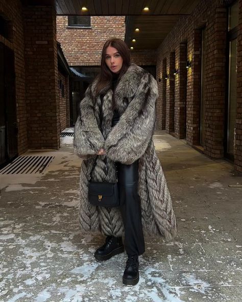 Fur Coat Aesthetic, Fur Coat Outfits, Big Fur Coat, Silver Fox Fur Coat, Fur Coat Outfit, Fox Coat, Fur Coat Vintage, Fashion Queen, Luxury Interiors