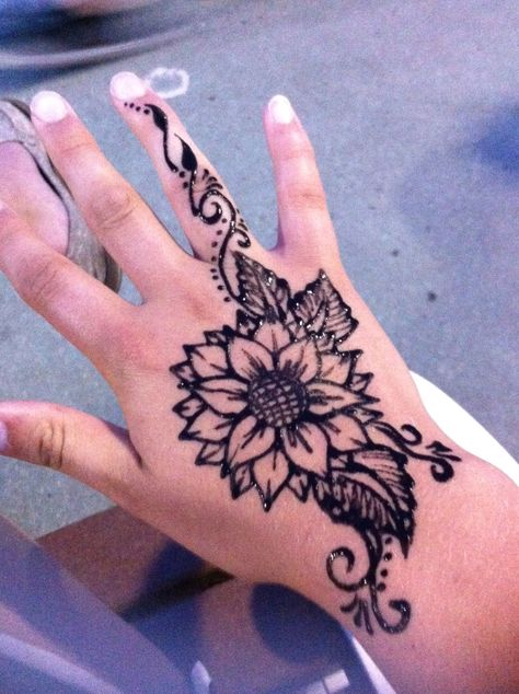 Henna Sunflower Designs, Hand Tattoos Sunflower, Sunflower Henna Tattoo, Sunflower Mehendi Design, Sunflower Henna Design, Sunflower Tattoo On Hand, Sunflower Tattoo Hand, Rose Henna Tattoo, Sunflower Hand Tattoo