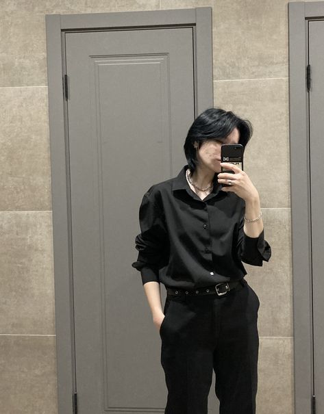 Formal Outfits For Tomboys, Masc Kpop Outfits, Masculine Clothes Aesthetic, Masculine Woman Outfits, Black Shirt Outfit Women Casual, Masculine Style For Women, Masc Formal Outfits, Masculine Women Aesthetic, Masculine Women Outfits