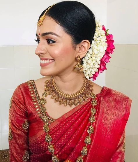 Hairstyles With Rose, Kerala Bride Hairstyles, Indian Bridal Looks, Kerala Traditional Saree, Kerala Hindu Bride, Kerala Wedding Saree, Saree Bandhani, South Indian Bride Saree, Bridal Hairstyle Indian Wedding