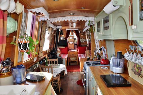 Inside an English Narrowboat Barge Interior, Canal Boat Interior, Narrowboat Interiors, Boat House Interior, Boat Interior Design, Narrow Boat, Canal Boats, Rocky Beach, Boat Ideas