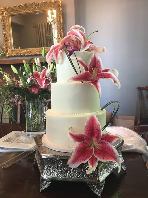 A beautiful and classic wedding cake with pink stargazer lilies! Wedding Cake With Lilies, Lily Flower Cake, 2 Tier Flower Cake, Lily Birthday Cake, Wedding Lilies, Flower Cake Wedding, Stargazer Lily Wedding, Lily Wedding Cake, Wedding Cake Flower