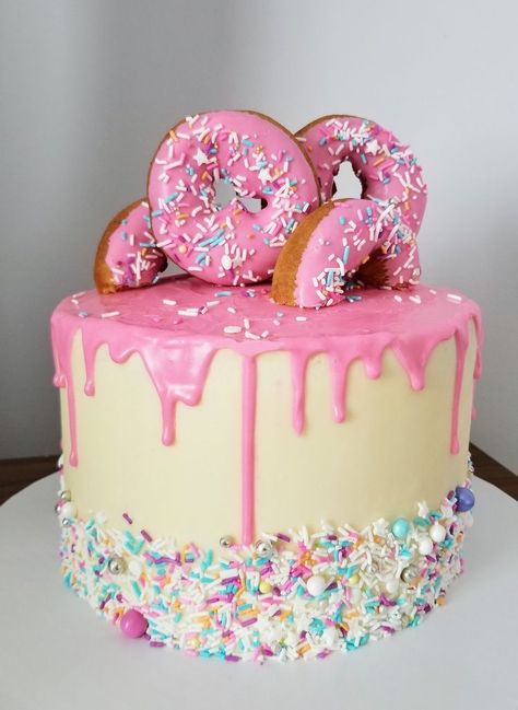 Dessert Auction, Donut Birthday Cake, Super Torte, Doughnut Party, Donut Themed Birthday Party, Thematic Cake, Donut Cake, Birthday Donuts, Donut Birthday Parties