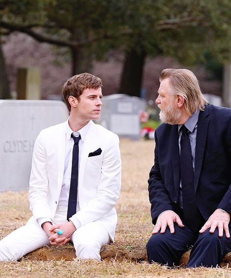 Harry Treadaway and Brendan Gleeson in Mr. Mercedes (season 2) Brendon Gleeson, Luke Treadaway, Nice Movies, Mr Mercedes, Harry Treadaway, Brendan Gleeson, John Newman, Thomas Harris, Stephen King Movies