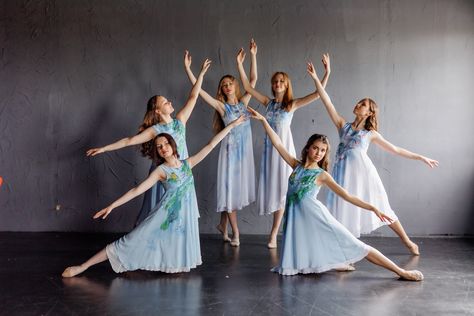 Lyrical Group Dance Poses, Ballet Group Poses, Group Dance Poses, Dance Team Photography, Contemporary Dance Poses, Ballet Photography Poses, Praise Dance Outfits, Dance Memes, Dance Photo Shoot