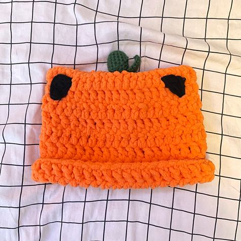 Made to order cat-eared beanies :)  These are made with big ol' fluffy yarn, complete with a little stem and leaf at the top for that pumpkin patch look. Perfect for halloween, perfect for any season, they're just perfect. No returns :( Since these are custom, returns or exchanges will not be excepted Crochet Bts, Cat Ears Hat, Cat Eared Beanie, Fluffy Yarn, Pumpkin Cat, Crochet Halloween, Cat Beanie, Knitting Machine Projects, Crochet Inspo