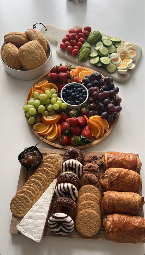 Healthy Snack Cabinet, Fruit And Charcuterie Board, Breakfast Bagel Board, Picnic Food Ideas Healthy, Fruit Board Aesthetic, Picnic Board Ideas, Breakfast Set Up Ideas Brunch Buffet, Breakfast Ideas Table, Breakfast Decorations Ideas