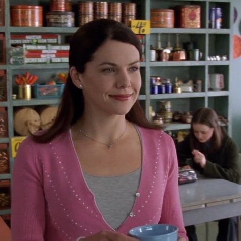 #lorelaigilmore #gilmoregirls SE1 EP1 Lorelai Gilmore Style, Gilmore Girls Lorelai, Lorelei Gilmore, Green Wool Coat, Opening Scene, Lauren Graham, Lorelai Gilmore, Rory Gilmore, Girls World