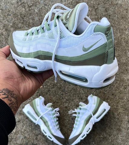 Air Max 95 White, Trendy Shoes Sneakers, Pretty Shoes Sneakers, Kicks Shoes, All Nike Shoes, Fresh Shoes, Hype Shoes, Everyday Shoes, Aesthetic Shoes