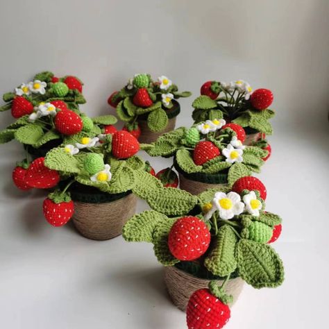 Crochet Strawberry Plant, Amigurumi Strawberry, Plant Home Decor, 100 Crochet Stitches, Strawberry Plant, Plant Home, Crochet Strawberry, Green Strawberry, Pot Plants