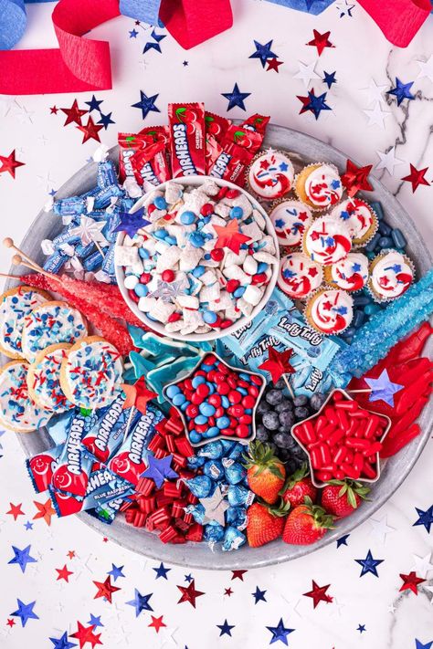 Are you ready to celebrate the 4th of July? Create this fun, 4th of July Sweet Charcuterie Board for the kids this year. Fourth Of July Platter Ideas, 4th Of July Desserts Charcuterie, 4th Of July Dessert Tray, Fourth Of July Candy Charcuterie Board, Stuff To Do On The 4th Of July, Red White And Blue Snack Board, 4th Of July Kids Charcuterie Board, 4th Of July Cheese Board, 4th Of July Candy Charcuterie Board