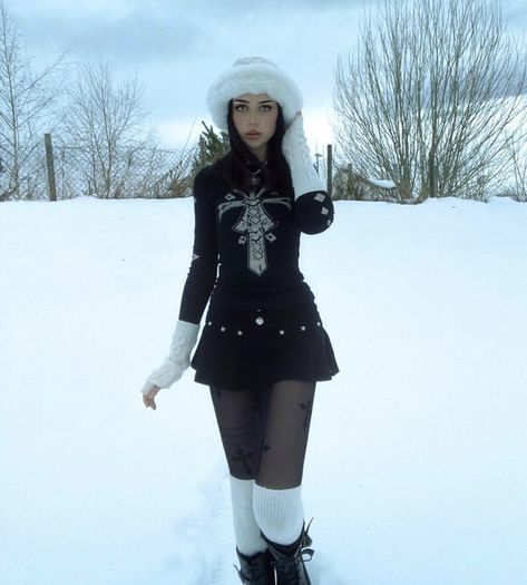 Snow Goth Aesthetic, Stine Stromskag, Alt Outfit Winter, Winter Emo Outfits, Gothic Winter Outfit, Goth Outfits Winter, Winter Goth Outfits, Winter Grunge Outfits, Cybery2k Fashion