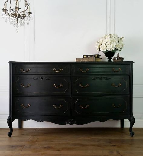 GLAM MATTE BLACK 1930'S ANGELUS FRENCH 6-DRAWER DRESSER! A rare find, this Angelus French dresser features 4 ultra deep spacious drawers and two wide lingerie drawers. Tall dainty legs, glorious serpentine curves, and elegant trim detail. Finished in a chic matte black, with clean exposed wood lines, and original patina bronzed, brass pulls. Solid wood, high quality! We have an array of mirrors in varying sizes, styles, design, shapes, and colors/finishes. We also have coordinating French h Black Bedroom Decor Ideas, Luxury Black Bedroom, Glam Dresser, California Bedroom, Glam Bedroom Ideas, Black Bedroom Ideas, Black Painted Furniture, Muebles Shabby Chic, French Dresser