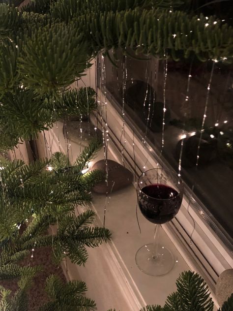 Tinsel christmas tree and red wine Tis The Damn Season Aesthetic, Christmas Party Classy, Wine Christmas Tree, Yule Tree, Tinsel Christmas, Tinsel Christmas Tree, Merry Christmas Baby, Dark Christmas, Classy Christmas