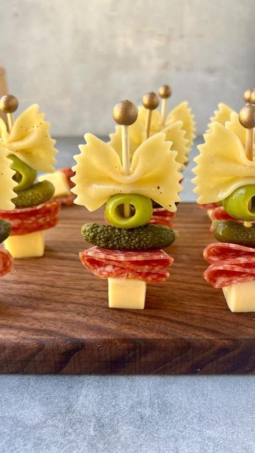 Appetizer Recipes Toothpick, Ravioli Skewers Appetizers, Christmas Food Charcuterie Board, Bowtie Pasta Appetizers, Holiday Skewer Appetizers, Pasta Bow Tie Recipes, Antipasto On A Stick, Bow Tie Charcuterie Skewers, Bow Tie Appetizers