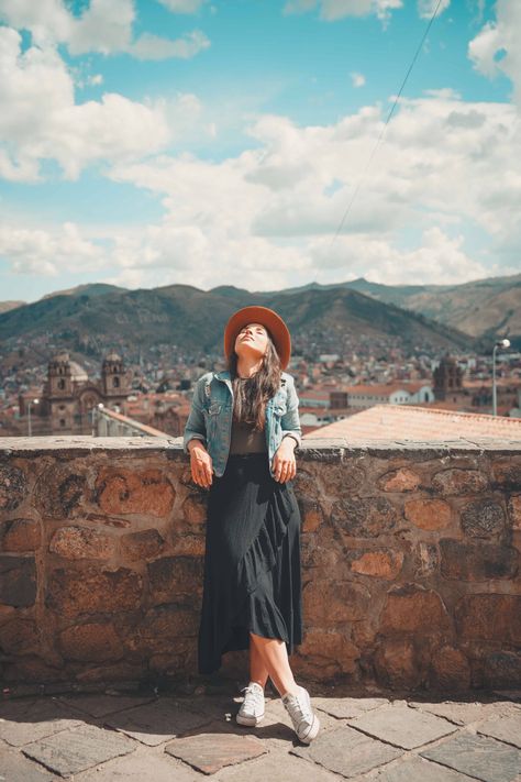 Poses While Travelling, Trip Dresses Ideas, Poses For Trip, Traveling Poses Photo Ideas, Outfit For Trip Travel Fashion, Tourist Pose Ideas, Poses For Travel Photos, Macchu Picchu Outfit, Peru Outfits Travel