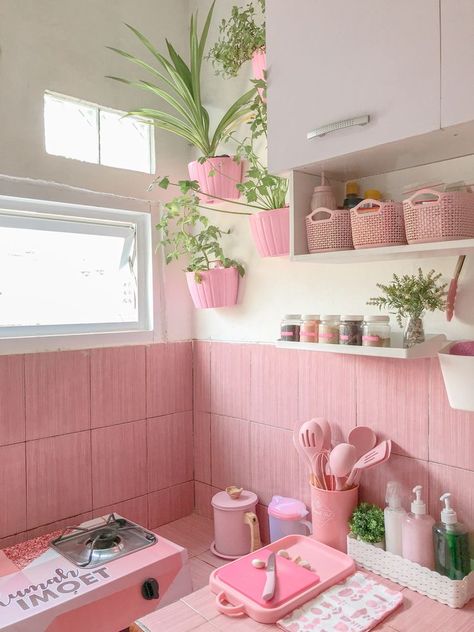 Cute Pink House Aesthetic, Pink And Purple Kitchen, Pink House Stuff, Small Pink Kitchen Ideas, Small Pink Apartment, Pink Appartement, Pink Aesthetic Kitchen, Small Pink Kitchen, Pink Home Aesthetic