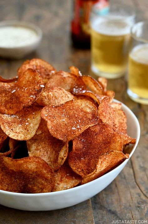 Homemade Barbecue Potato Chips Homemade Potato Chips Recipe, Bbq Potato Chips, Potato Chips Homemade, Barbecue Chips, Chip Seasoning, Potato Chips Recipe, Recipes Chili, Fried Potato Chips, Bbq Chips