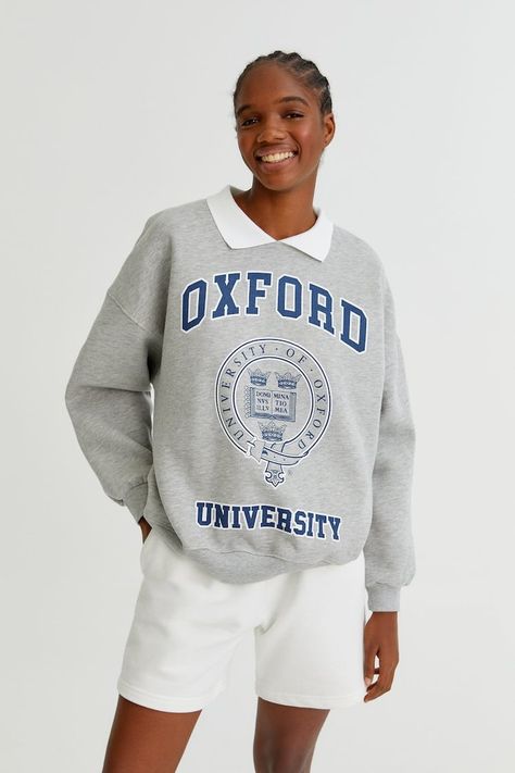 Oxford Outfit, College Shirt Design, Oxfords Outfit, Oxford College, Paperbag Hose, Sweat Gris, College Sweater, Varsity Sweatshirt, College Shirts