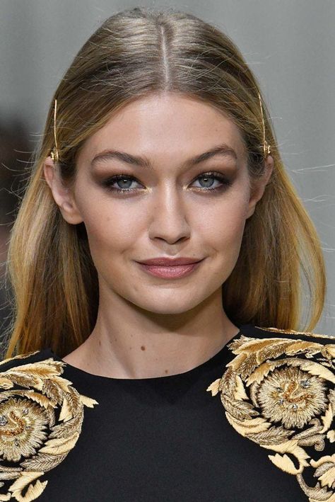 21 Most Attractive Hairstyles with Hair Pins - Hottest Haircuts Pins Hairstyles, Pin Hairstyles, Gigi Hadid Hair, Hairstyles Straight, Bobby Pin Hairstyles, Hair Scarf Styles, Honey Blonde Hair, 90s Hairstyles, Bobby Pin