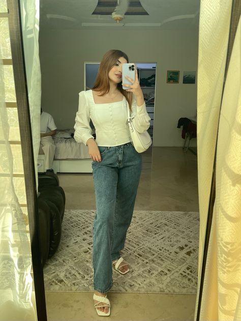 Jazzed the white tee and blue jeans with a white buttoned blouse Fashion Tips For Women, Fall Fashion Outfits, Winter Outfits Women, White Tee, Autumn Fashion Women, Winter Fashion Outfits, Fall Outfits Women, Grunge Fashion, Casual Fall