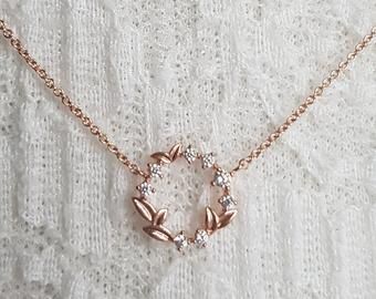 Wreath Necklace, Jewelry Necklace Simple, Snowflake Jewelry, Layering Jewelry, Fancy Jewelry Necklace, Pretty Jewelry Necklaces, Gold Jewelry Simple Necklace, Gold Chain Design, Necklace Rose Gold