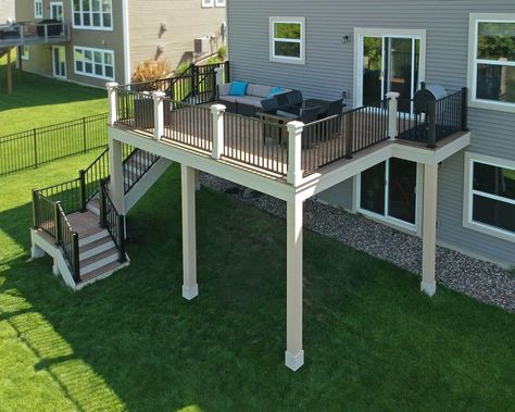 Deck High Off Ground, Upstairs Deck Ideas Second Story, Deck Ideas 2nd Floor, High Decks Backyard Patio Ideas, High Decks Backyard, Second Level Deck Ideas, Elevated Deck Designs, Townhouse Deck Ideas, Two Story Deck Ideas